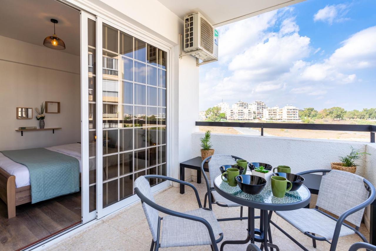 Araminta 2-Bedroom Apartment In Larnaca Dış mekan fotoğraf